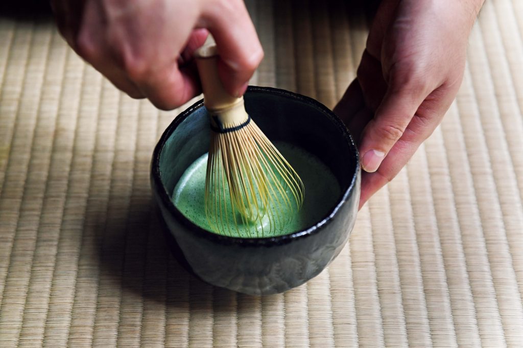 福が増すといわれる朝茶。抹茶を点て、心を整える時間を。4. 茶筅で混ぜ、泡が立ってきたら完成。