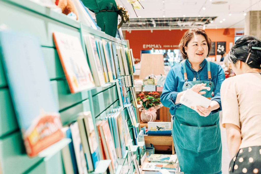 ３万冊の蔵書に包まれる旅。長野・茅野〜蓼科で出合った18のスポット。4月に移転オープンした『今井書店』（茅野市ちの3502‒1‒1F）は絵本や児童書が充実する街の書店。旧店舗にはひがしさんも親子でよく買いに来ていた。気骨のある店主の高村志保さんは児童文学作家でも知られる詩人の斉藤倫の本がいち押し。 | 4月に移転オープンした『今井書店』（茅野市ちの3502‒1‒1F）は絵本や児童書が充実する街の書店。旧店舗にはひがしさんも親子でよく買いに来ていた。気骨のある店主の高村志保さんは児童文学作家でも知られる詩人の斉藤倫の本がいち押し。