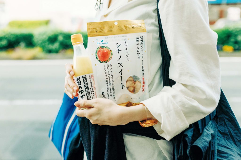 ３万冊の蔵書に包まれる旅。長野・茅野〜蓼科で出合った18のスポット。『ツルヤ茅野店』（茅野市本町東10‒58）ではお土産を。オリジナルのりんごチップス「シナノスイート」（￥323）。ひがしさん愛用の柚果汁100％の「村育ち ゆず酢」（￥863）は、「炭酸水で割ったりパスタにかけたり。すぐ使い切ってしまいます」 | 『ツルヤ茅野店』（茅野市本町東10‒58）ではお土産を。オリジナルのりんごチップス「シナノスイート」（￥323）。ひがしさん愛用の柚果汁100％の「村育ち ゆず酢」（￥863）は、「炭酸水で割ったりパスタにかけたり。すぐ使い切ってしまいます」