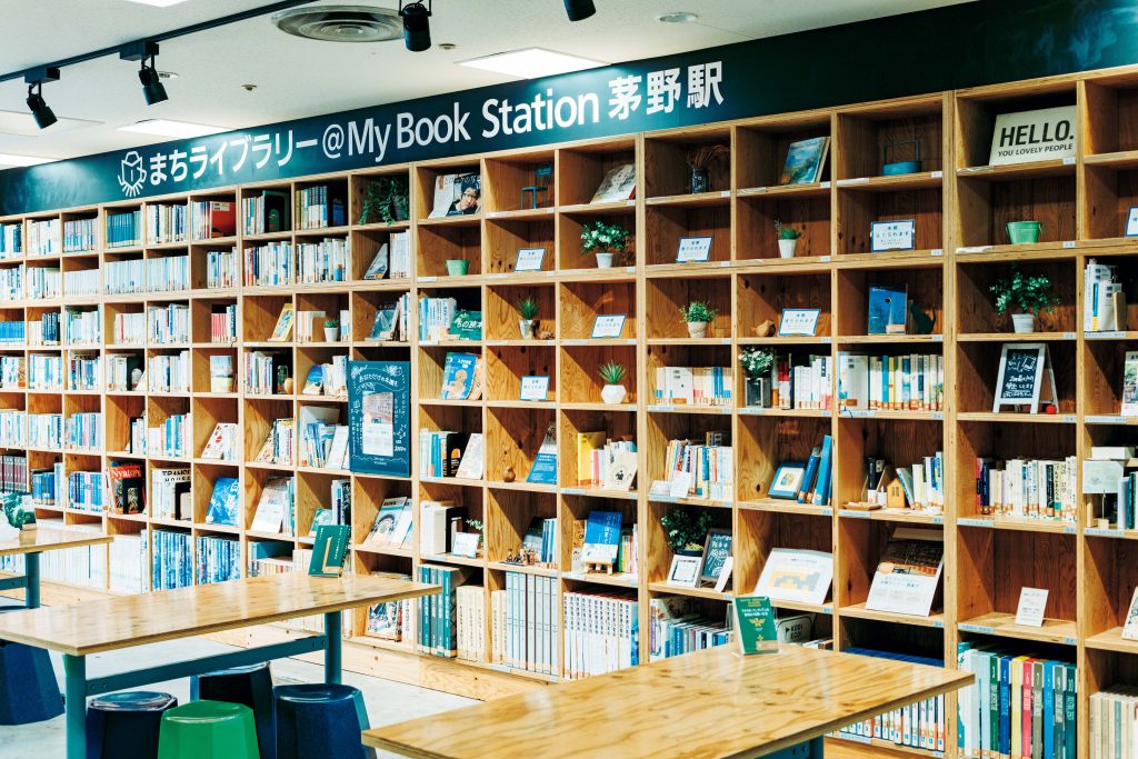 ３万冊の蔵書に包まれる旅。長野・茅野〜蓼科で出合った18のスポット。茅野駅直結の私設図書館『まちライブラリー＠My Book Station 茅野駅』（茅野市ちの3502‒1‒2F）。寄贈本約8500冊が並ぶ。電車の待ち時間などに自由に読むことができ、館内は飲食も可能。「桂離宮の大型本をよく眺めます」とひがしさん。 | 茅野駅直結の私設図書館『まちライブラリー＠My Book Station 茅野駅』（茅野市ちの3502‒1‒2F）。寄贈本約8500冊が並ぶ。電車の待ち時間などに自由に読むことができ、館内は飲食も可能。「桂離宮の大型本をよく眺めます」とひがしさん。