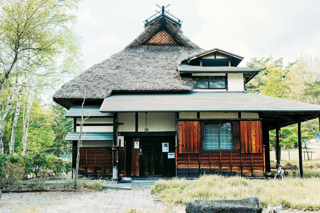 ３万冊の蔵書に包まれる旅。長野・茅野〜蓼科で出合った18のスポット。小津安二郎は1957年の『東京暮色』以降、蓼科に仕事場を移して脚本を執筆したり来客をもてなしたりするようになった。その建物が『小津安二郎記念館・無藝荘』（茅野市北山4035）。開館日は土・日・祝日などに限られるので事前に確認を。 | 小津安二郎は1957年の『東京暮色』以降、蓼科に仕事場を移して脚本を執筆したり来客をもてなしたりするようになった。その建物が『小津安二郎記念館・無藝荘』（茅野市北山4035）。開館日は土・日・祝日などに限られるので事前に確認を。