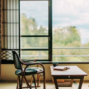３万冊の蔵書に包まれる旅。ー 長野 茅野～蓼科　創業大正十五年 蓼科 親湯温泉　開湯は平安時代とも伝えられ、武田信玄の隠し湯といわれたこの温泉地で開業。客室は写真の「清流亭」（ 2名1泊2食付き￥48,400～）のほか、幸田文や小堀杏奴らゆかりのある文人10人をそれぞれイメージした客室「蓼科倶楽部」（ 2名1泊2食付き￥55,000～）も | 創業大正十五年 蓼科 親湯温泉　開湯は平安時代とも伝えられ、武田信玄の隠し湯といわれたこの温泉地で開業。客室は写真の「清流亭」（ 2名1泊2食付き￥48,400～）のほか、幸田文や小堀杏奴らゆかりのある文人10人をそれぞれイメージした客室「蓼科倶楽部」（ 2名1泊2食付き￥55,000～）も