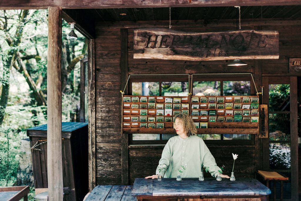 ３万冊の蔵書に包まれる旅。長野・茅野〜蓼科　蓼科ハーバルノート・シンプルズ　1976年に東京から移住した、ハーバリスト萩尾エリ子さんのショップ『蓼科ハーバルノート・シンプルズ』（茅野市豊平10284）。農家の家屋だったという建物内にはエッセンシ ャルオイル、クリームなど、驚くほどたくさんのアロマテラピーアイテムが。世界各国から採集したハーブで作られたオリジナルハーブティーは、ひがしさんも愛飲。萩尾さんの在店時は、心身の健康や美容に役立つハーブの楽しみ方を聞くことができる。
