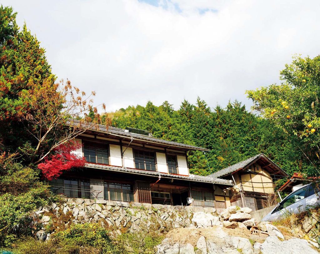 わざわざ行きたくなる、旅の目的地となる本屋6軒。 | 山々に囲まれ、目の前には木曽川が流れる。カフェも併設しているので、日帰りでもゆっくり過ごすことができる。「どの季節もいい景色が広がりますが、新緑の美しさは格別ですよ」 わざわざ行きたくなる、旅の目的地となる本屋6軒。