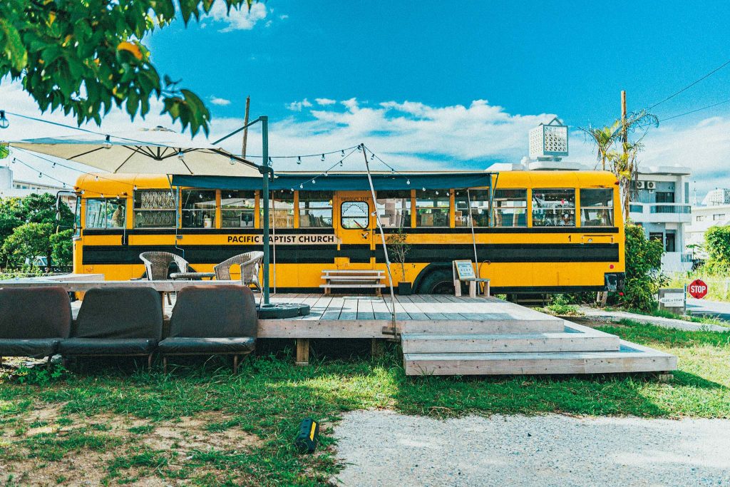 わざわざ行きたくなる、旅の目的地となる本屋6軒。 | バスの中には靴を脱いで上がるスタイル。「まるで友達の家に来たような感覚でリラックスしてもらいたくて」。2025年にリニューアルした『読谷村立図書館』に出店することも。 わざわざ行きたくなる、旅の目的地となる本屋6軒。