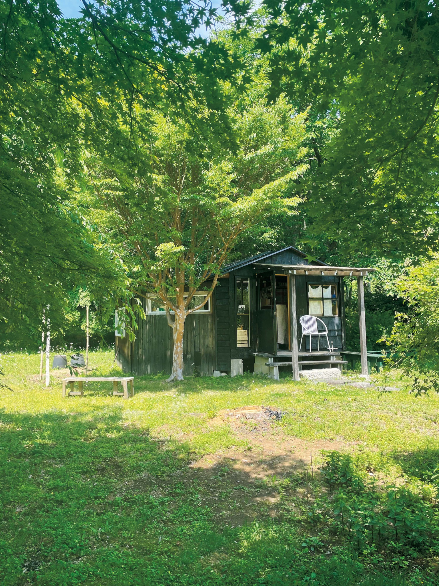 わざわざ行きたくなる、旅の目的地となる本屋6軒。小屋のデッキを改装し、カフェスペースを増築。庭には、内田さんの母親が育てているチューリップやミニバラが咲く。年に一度、この場所でバイオリンの演奏会も開催される。 | 小屋のデッキを改装し、カフェスペースを増築。庭には、内田さんの母親が育てているチューリップやミニバラが咲く。年に一度、この場所でバイオリンの演奏会も開催される。