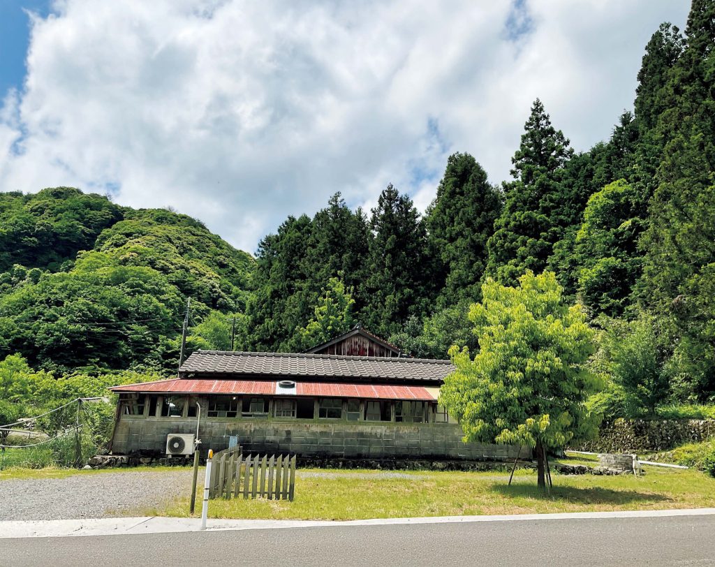 わざわざ行きたくなる、旅の目的地となる本屋6軒。 | 店の一角では、お客さんと編み物を楽しむ〝編み会〞が行われることも。近くには山口県を代表する名湯の一つ・俵山温泉があり、レトロな町並みと湯治文化を満喫することができる。 わざわざ行きたくなる、旅の目的地となる本屋6軒。