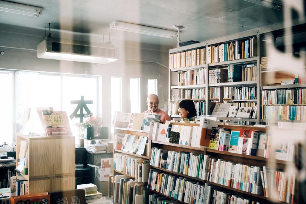 手仕事を辿る旅。鳥取・鳥取〜倉吉2023年に閉店した『定有堂書店』の2階に、店主の髙木善祥さんが開いた書店『SHEEPSHEEP BOOKS』（鳥取市元町121 定有堂ビル2F）。「『定有堂』はマニアックな本が揃う面白い本屋でしたが、惜しまれながら閉店しました。一部を受け継ぎ、同店が多く扱っていた人文書を中心に、音楽や短歌関連の本、写真集、地元にまつわる古書や新刊を並べています」と髙木さん（左）。鳥取にまつわる本について話す河井さんと。