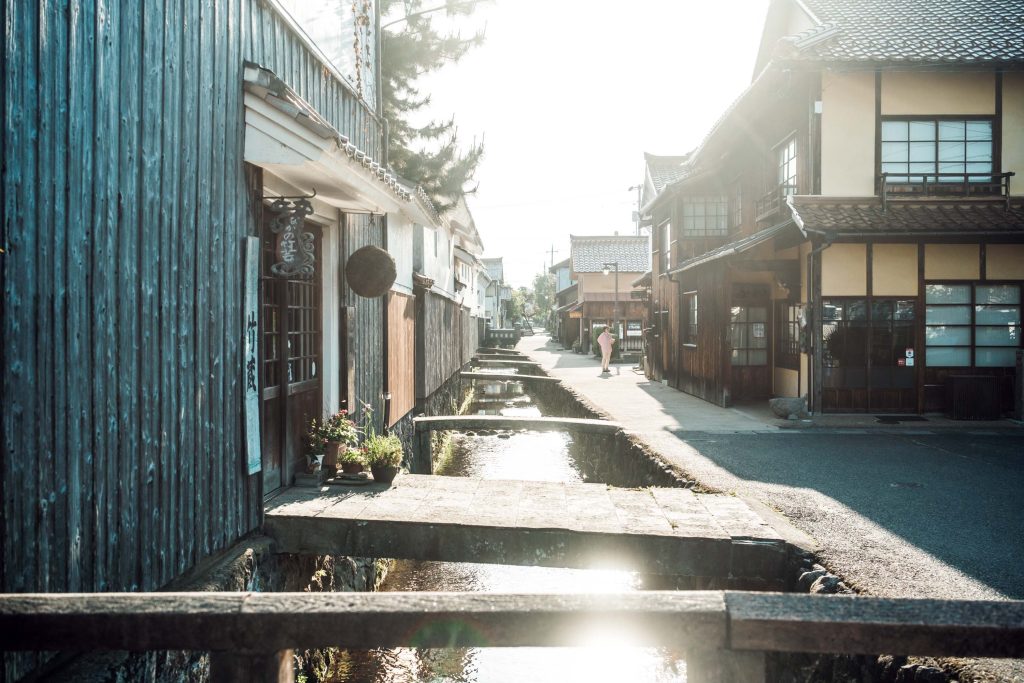 手仕事を辿る旅。鳥取・鳥取〜倉吉で出合った18のスポット。 | 倉吉を象徴する歴史地区、倉吉白壁土蔵群（倉吉市魚町）。城下町の面影を今に伝え、赤い石州瓦、白い漆喰壁、黒い焼き杉の腰板が織りなす美しいコントラストは、この土地ならでは。国の重要伝統的建造物群保存地区にも選定されている。
