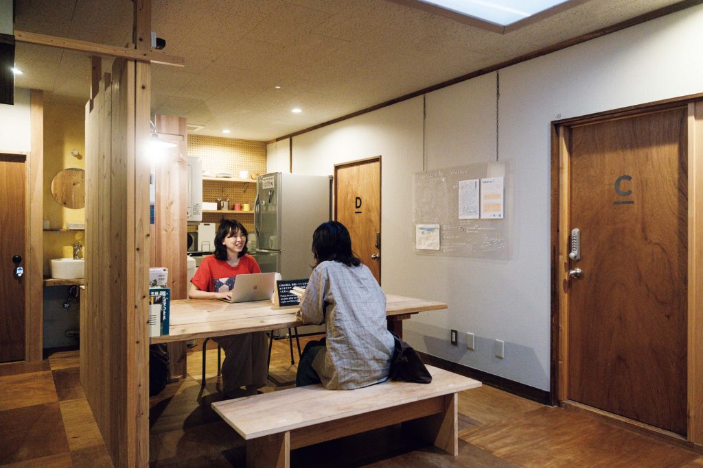 手仕事を辿る旅。鳥取・鳥取〜倉吉で出合った18のスポット。 | 2016年にオープンした『ワイパブ＆ホステル鳥取』（鳥取市今町2‒201）は旅人とローカルが自然に交わる居心地のよい空間。男女混合・女性専用ドミトリー￥3,800／泊～、プライベートルーム1 人￥5,000／泊～ほか（価格は変動あり）。