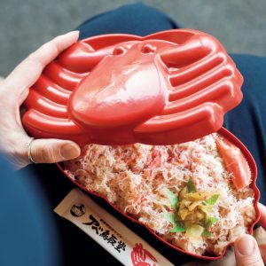 手仕事を辿る旅。鳥取・鳥取〜倉吉で出合った18のスポット。 | 〈アベ鳥取堂〉のかにめしは、かに味噌とかに身を炊き込んだご飯にほぐし身やはさみをたっぷり。「お弁当箱もかわいくて、私は裁縫箱にしています」と河井さん。鳥取駅構内で購入できる。「山陰鳥取かにめし」¥1,600(価格は変動あり)。 手仕事を辿る旅。鳥取・鳥取〜倉吉で出合った18のスポット。 | 〈アベ鳥取堂〉のかにめしは、かに味噌とかに身を炊き込んだご飯にほぐし身やはさみをたっぷり。「お弁当箱もかわいくて、私は裁縫箱にしています」と河井さん。鳥取駅構内で購入できる。「山陰鳥取かにめし」¥1,600(価格は変動あり)。