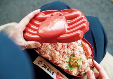 手仕事を辿る旅。鳥取・鳥取〜倉吉で出合った18のスポット。 | 〈アベ鳥取堂〉のかにめしは、かに味噌とかに身を炊き込んだご飯にほぐし身やはさみをたっぷり。「お弁当箱もかわいくて、私は裁縫箱にしています」と河井さん。鳥取駅構内で購入できる。「山陰鳥取かにめし」￥1,600（価格は変動あり）。