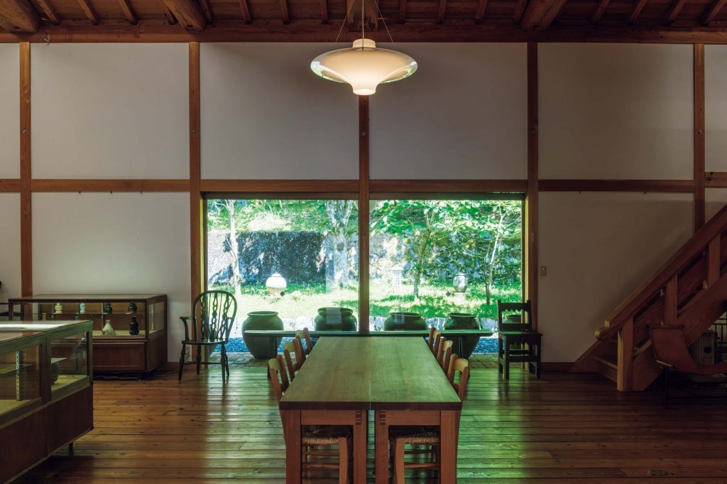 手仕事を辿る旅。鳥取・鳥取〜倉吉で出合った18のスポット。 | 『クラフト館 岩井窯』の山本さんが長年にわたり蒐集してきた古今東西、国内外の手仕事や工芸品を展示する「参考館」。器や壺、書画、家具まで、その美意識やものを見る眼差しに触れることができる。年に3～4回展示替えあり。要入館料。