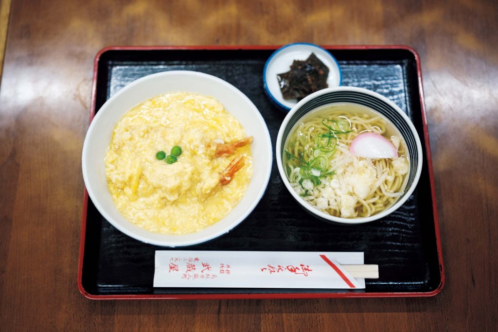 手仕事を辿る旅。鳥取・鳥取〜倉吉で出合った18のスポット。 | 明治45年創業、昔ながらの大衆食堂『武蔵屋食堂』（鳥取市職人町15）の名物は、甘めの和風だしに中華麺を合わせた元祖「素ラーメン」（￥550）。同じだしを使ったとろとろ卵の「天とじ丼」（￥780）もおすすめ。写真は「半素ラーメン」（￥380）。