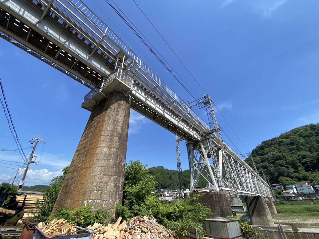 IMG_1961 | 近鉄吉野線の大和上市駅〜吉野神宮駅間に位置する、吉野川橋梁。吉野川を渡る電車の撮影スポットとしても有名です。