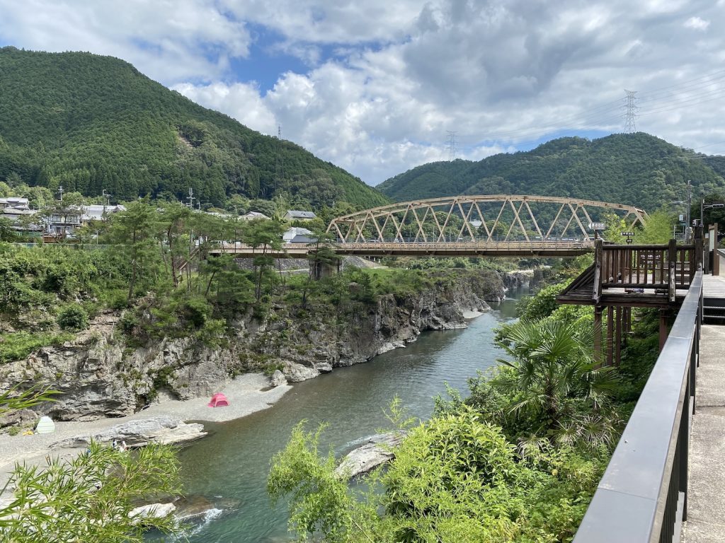 IMG_1964 | 『万葉集』にも数多く詠まれる景勝地、宮滝。近くには、天武・持統天皇がたびたび訪れたといわれる宮跡があります。