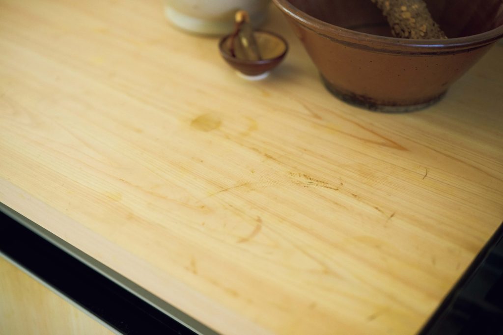 鍋の跡や細かな傷がそのまま残る天板。入居して数か月の変化でもすでに、この場所で料理した時間を思わせる。