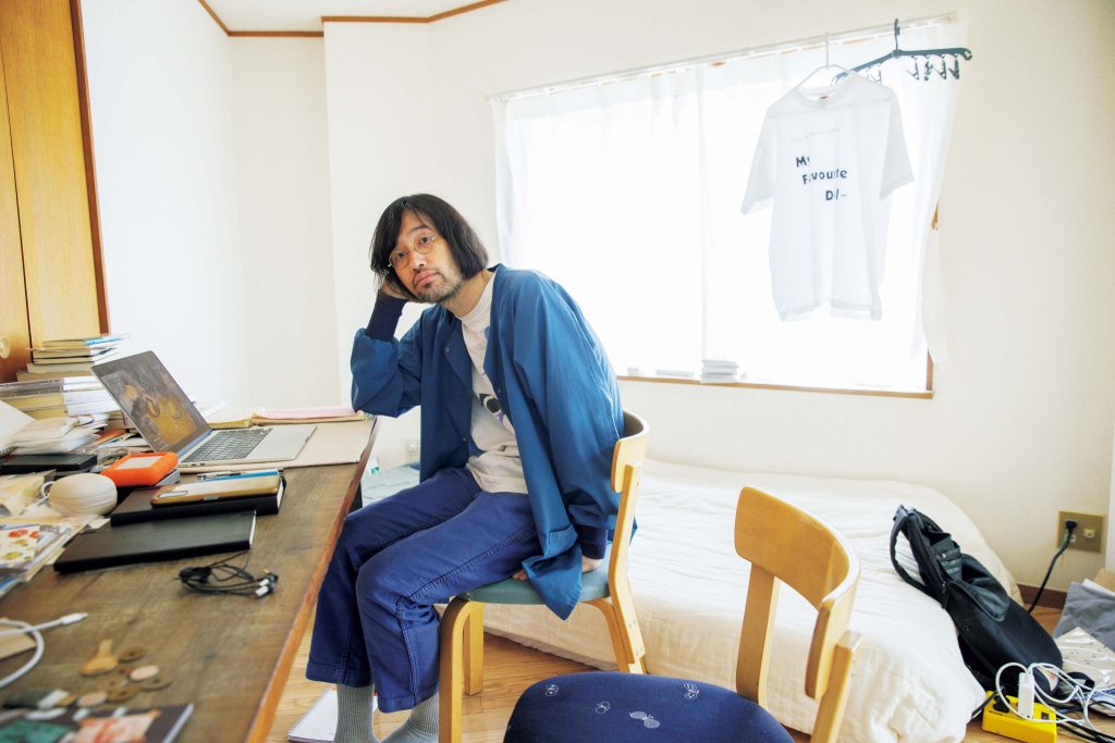 映画監督・今泉力哉さんに聞いた、いい仕事をするために大切にしていること。東京の仕事場にて。今年の1月期に放送され、話題を呼んだ『冬のなんかさ、春のなんかね』。今泉さんが腰を掛ける私物の椅子を劇中で使用した。 | 東京の仕事場にて。今年の1月期に放送され、話題を呼んだ『冬のなんかさ、春のなんかね』。今泉さんが腰を掛ける私物の椅子を劇中で使用した。