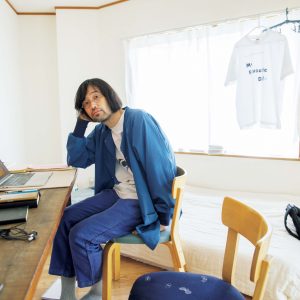 映画監督・今泉力哉さんに聞いた、いい仕事をするために大切にしていること。東京の仕事場にて。今年の1月期に放送され、話題を呼んだ『冬のなんかさ、春のなんかね』。今泉さんが腰を掛ける私物の椅子を劇中で使用した。 | 東京の仕事場にて。今年の1月期に放送され、話題を呼んだ『冬のなんかさ、春のなんかね』。今泉さんが腰を掛ける私物の椅子を劇中で使用した。 映画監督・今泉力哉さんに聞いた、いい仕事をするために大切にしていること。東京の仕事場にて。今年の1月期に放送され、話題を呼んだ『冬のなんかさ、春のなんかね』。今泉さんが腰を掛ける私物の椅子を劇中で使用した。 | 東京の仕事場にて。今年の1月期に放送され、話題を呼んだ『冬のなんかさ、春のなんかね』。今泉さんが腰を掛ける私物の椅子を劇中で使用した。