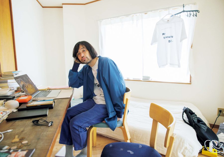 映画監督・今泉力哉さんに聞いた、いい仕事をするために大切にしていること。東京の仕事場にて。今年の1月期に放送され、話題を呼んだ『冬のなんかさ、春のなんかね』。今泉さんが腰を掛ける私物の椅子を劇中で使用した。 | 東京の仕事場にて。今年の1月期に放送され、話題を呼んだ『冬のなんかさ、春のなんかね』。今泉さんが腰を掛ける私物の椅子を劇中で使用した。