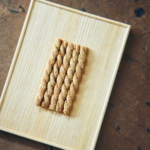 祇園祭に寄せた「縄」。【〈御菓子丸〉が一皿で表す、京都、寺社仏閣の風景 vol.27】 祇園祭に寄せた「縄」。【〈御菓子丸〉が一皿で表す、京都、寺社仏閣の風景 vol.27】