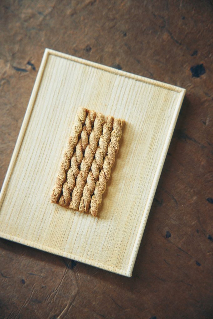 祇園祭に寄せた「縄」。【〈御菓子丸〉が一皿で表す、京都、寺社仏閣の風景 vol.27】 祇園祭に寄せた「縄」。【〈御菓子丸〉が一皿で表す、京都、寺社仏閣の風景 vol.27】