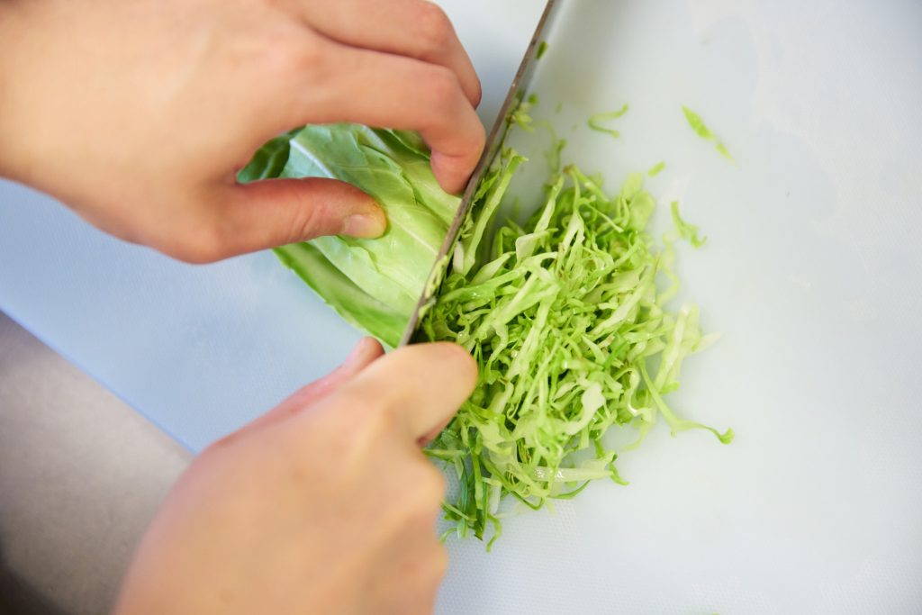 千切りの具合が食感を決めます。面倒ですが、頑張りましょう。4 キャベツと実山椒のコールスロー & 筍の梅出汁煮／おべんと屋さん〈75foods〉吉森なな子のレシピ帖 #16 | 千切りの具合が食感を決めます。面倒ですが、頑張りましょう。