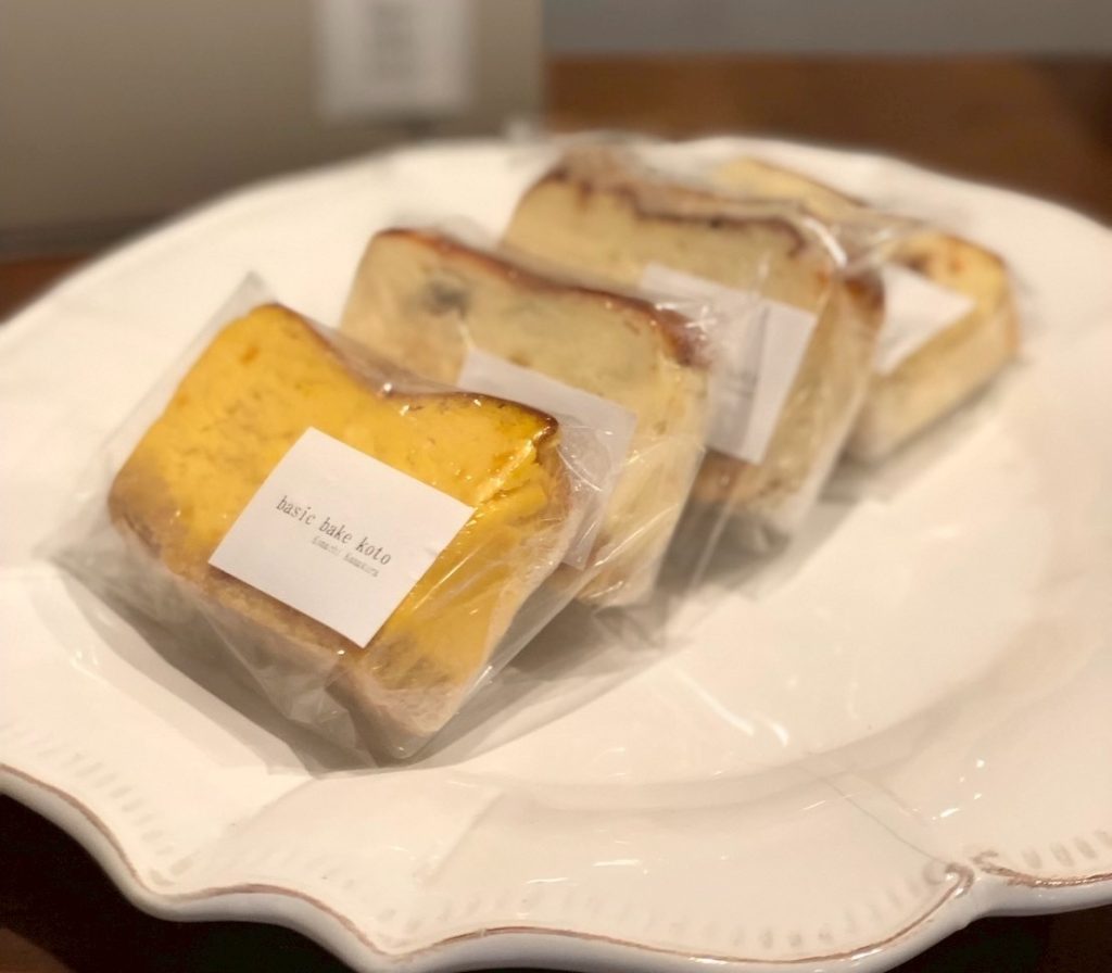 ハンバーガーや焼き菓子はいかが？  続・続・フードライターP（ぴい）さんが見つけた、鎌倉の食いしん坊スポット。カットのチーズケーキ。1個¥648〜。4種類から選べる。 | カットのチーズケーキ。1個¥648〜。4種類から選べる。