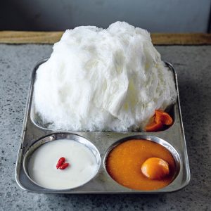 奇跡のかき氷に出合える、街の小さな喫茶店。『喫茶ベレー』。Ａ定食￥1,900。かき氷に杏シロップをたらり、杏仁豆腐はつるり、楽しい。 | Ａ定食￥1,900。かき氷に杏シロップをたらり、杏仁豆腐はつるり、楽しい。