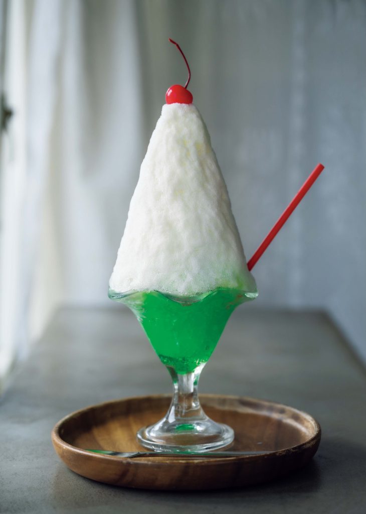奇跡のかき氷に出合える、街の小さな喫茶店。『喫茶ベレー』。氷クリームソーダ¥1,700。メロンシロップと炭酸を合わせ、追い炭酸を。食べながらチューチュー吸う。マンゴー入り。 | 氷クリームソーダ¥1,700。メロンシロップと炭酸を合わせ、追い炭酸を。食べながらチューチュー吸う。マンゴー入り。 奇跡のかき氷に出合える、街の小さな喫茶店。『喫茶ベレー』。氷クリームソーダ¥1,700。メロンシロップと炭酸を合わせ、追い炭酸を。食べながらチューチュー吸う。マンゴー入り。 | 氷クリームソーダ¥1,700。メロンシロップと炭酸を合わせ、追い炭酸を。食べながらチューチュー吸う。マンゴー入り。