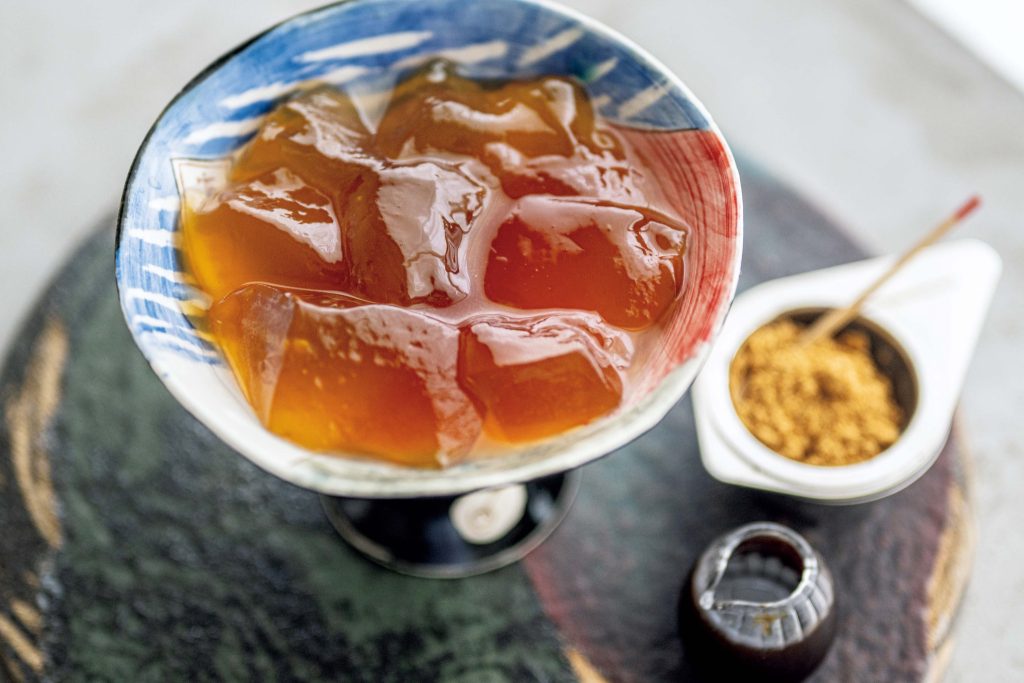 奇跡のかき氷に出合える、街の小さな喫茶店。『喫茶ベレー』。これが、わらび餅「でろん」。冷凍テイクアウト1350円。きなこは二度焙煎しているので、香り高く、味わい深い。通販あり。 | これが、わらび餅「でろん」。冷凍テイクアウト1350円。きなこは二度焙煎しているので、香り高く、味わい深い。通販あり。 奇跡のかき氷に出合える、街の小さな喫茶店。『喫茶ベレー』。これが、わらび餅「でろん」。冷凍テイクアウト1350円。きなこは二度焙煎しているので、香り高く、味わい深い。通販あり。