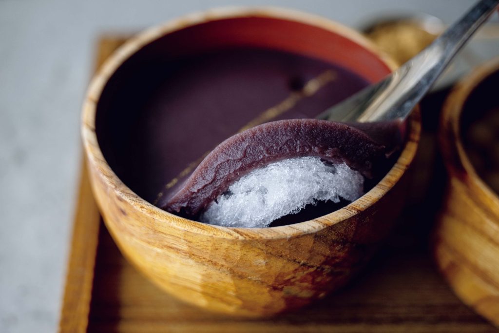 奇跡のかき氷に出合える、街の小さな喫茶店。『喫茶ベレー』。あんこの下にはかき氷。ふわふわのお代わり氷用に、あんこを残しておく上級者も。生姜蜜やミルクシロップをかけて。 | あんこの下にはかき氷。ふわふわのお代わり氷用に、あんこを残しておく上級者も。生姜蜜やミルクシロップをかけて。 奇跡のかき氷に出合える、街の小さな喫茶店。『喫茶ベレー』。あんこの下にはかき氷。ふわふわのお代わり氷用に、あんこを残しておく上級者も。生姜蜜やミルクシロップをかけて。 | あんこの下にはかき氷。ふわふわのお代わり氷用に、あんこを残しておく上級者も。生姜蜜やミルクシロップをかけて。