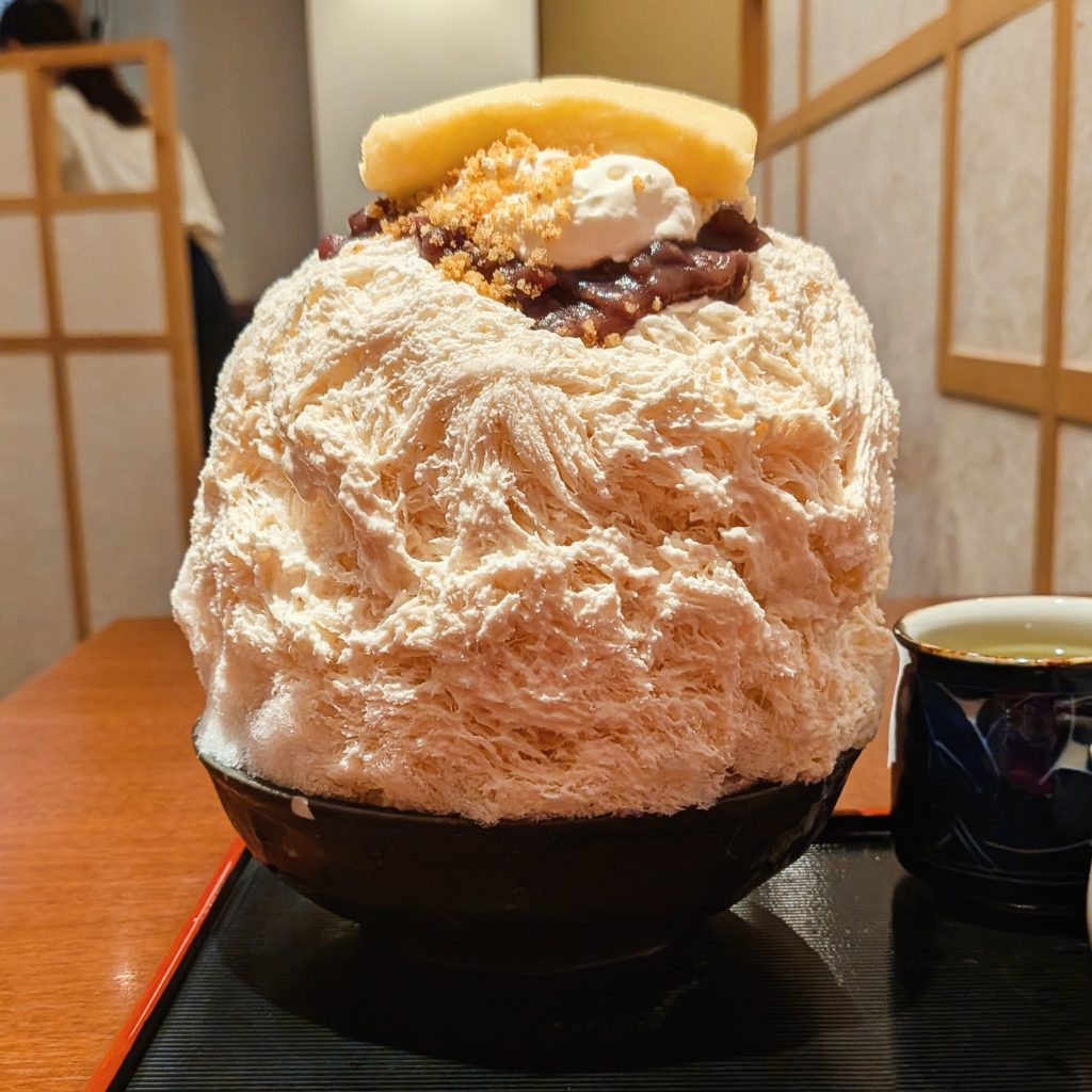 『志むら』のあんバター。わたしの好きなかき氷。写真と文:八木光太郎 (俳優) #1 | 見よ、これが『志むら』の「あんバター」! 写真を見てたら食べたすぎて、呼吸が荒くなってきました……。 『志むら』のあんバター。わたしの好きなかき氷。写真と文:八木光太郎 (俳優) #1
