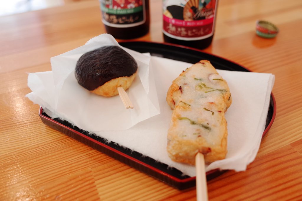 はじめての熱海で、揚げかまぼこを食べる。写真と文:長瀬ほのか (エッセイスト) #1 | 伊豆揚げ。右から「いか大葉」、「しいたけ坊っちゃん丸」。 はじめての熱海で、揚げかまぼこを食べる。写真と文:長瀬ほのか (エッセイスト) #1 | 伊豆揚げ。右から「いか大葉」、「しいたけ坊っちゃん丸」。