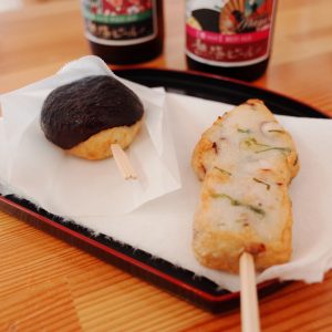 はじめての熱海で、揚げかまぼこを食べる。写真と文：長瀬ほのか (エッセイスト) #1 | 伊豆揚げ。右から「いか大葉」、「しいたけ坊っちゃん丸」。