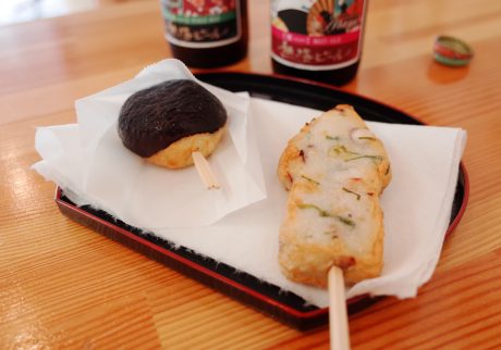 はじめての熱海で、揚げかまぼこを食べる。写真と文：長瀬ほのか (エッセイスト) #1 | 伊豆揚げ。右から「いか大葉」、「しいたけ坊っちゃん丸」。