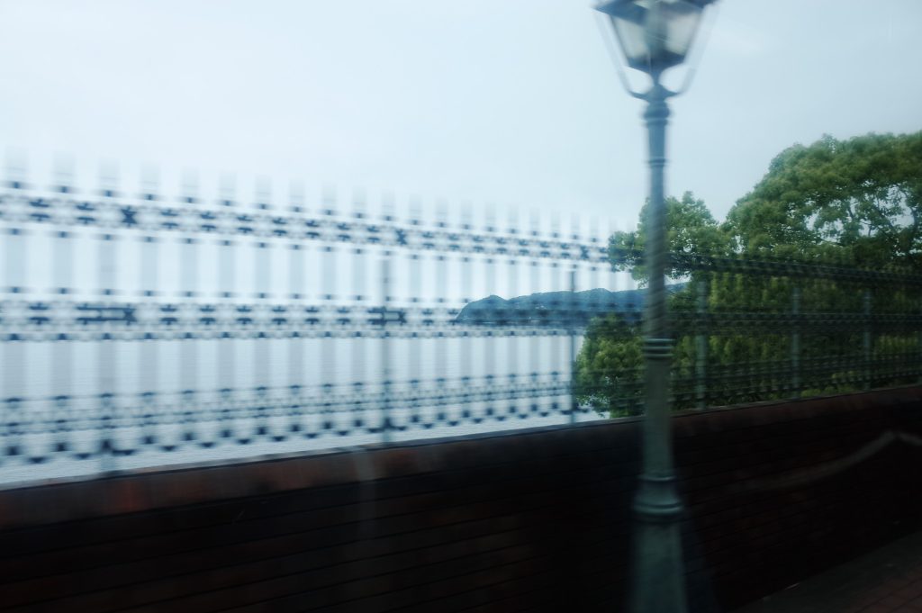 はじめての熱海で、地元を思う。写真と文：長瀬ほのか (エッセイスト) #4 | 曇っているから、綺麗すぎない海。