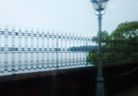 はじめての熱海で、地元を思う。写真と文：長瀬ほのか (エッセイスト) #4 | 曇っているから、綺麗すぎない海。