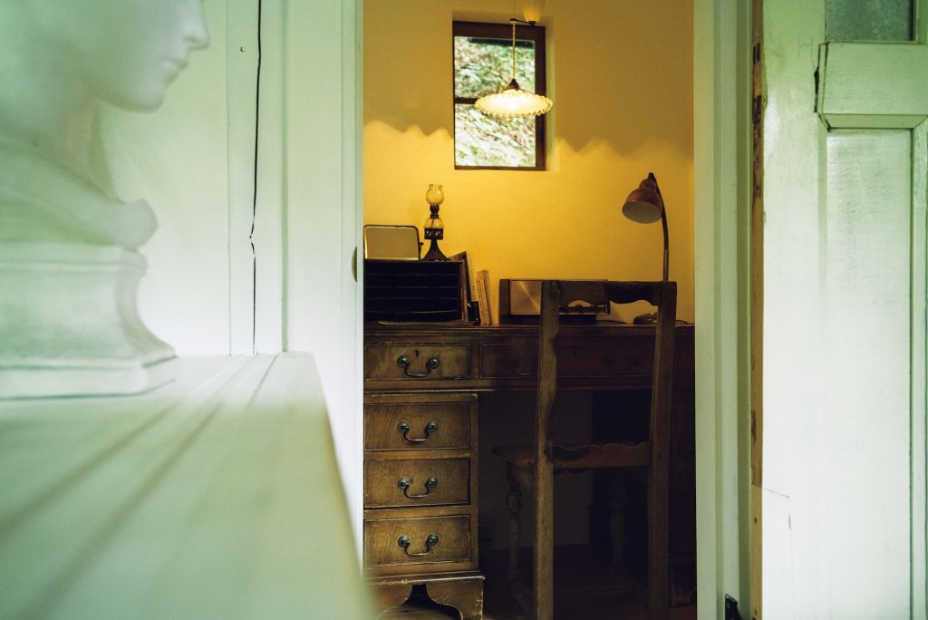 再生された「九尺二間」の山荘。 | 上部1枚目の写真の部屋の奥にある小部屋。ニールさんがもともと付いていた回転窓を気に入って修復。裏山の方からわずかな光を取り込み、あとは小さな明かりだけで過ごす。「人ひとりでいっぱいですが居心地がいいんです」 再生された「九尺二間」の山荘。 | 上部1枚目の写真の部屋の奥にある小部屋。ニールさんがもともと付いていた回転窓を気に入って修復。裏山の方からわずかな光を取り込み、あとは小さな明かりだけで過ごす。「人ひとりでいっぱいですが居心地がいいんです」