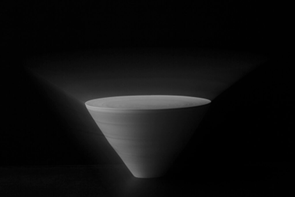 写真家・高木由利子が撮る、陶芸家・黒田泰蔵の白磁の世界。神奈川・箱根『箱根菜の花展示室』にて展示を開催中。
