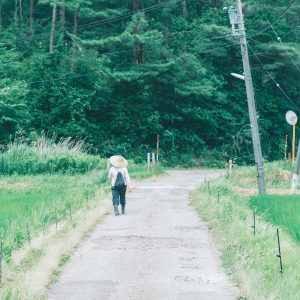 田んぼに向かう松本さん。夏、汗と涙のノトヒカリ。〈春夏秋冬、能登めぐり〉写真と文：小川紗良 (アーティスト) #2 | 田んぼに向かう松本さん。