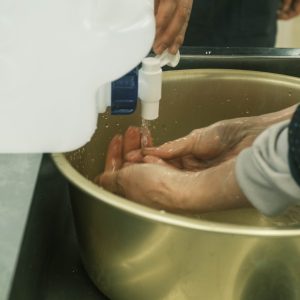 給水タンクで手を洗う様子。秋、水の流れをたどって。〈春夏秋冬、能登めぐり〉写真と文：小川紗良 (アーティスト) #3 | 給水タンクで手を洗う様子。