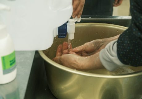 給水タンクで手を洗う様子。秋、水の流れをたどって。〈春夏秋冬、能登めぐり〉写真と文：小川紗良 (アーティスト) #3 | 給水タンクで手を洗う様子。