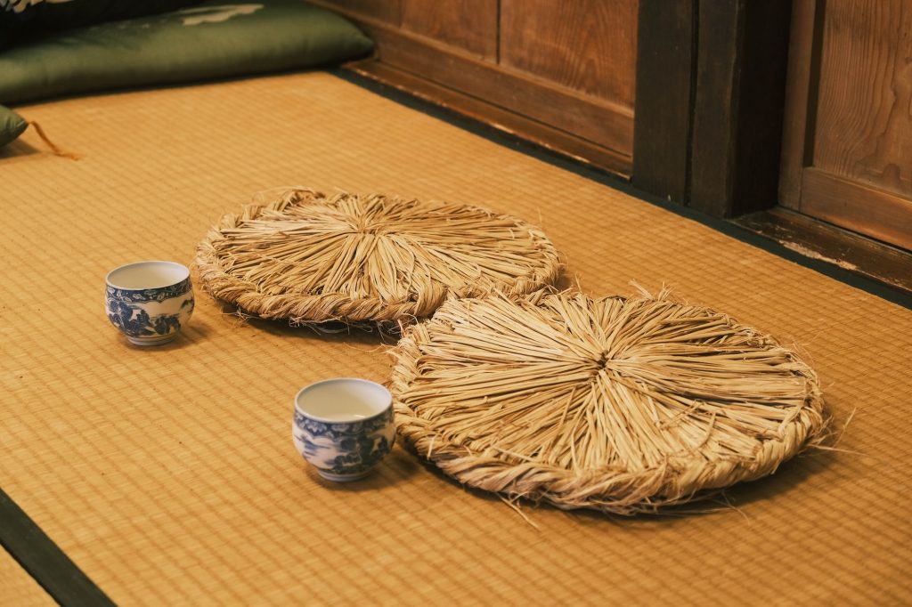 円座で休んでいる神様ご夫妻。冬、見えない神をもてなす。〈春夏秋冬、能登めぐり〉写真と文：小川紗良 (アーティスト) #4 | 円座で休んでいる神様ご夫妻。
