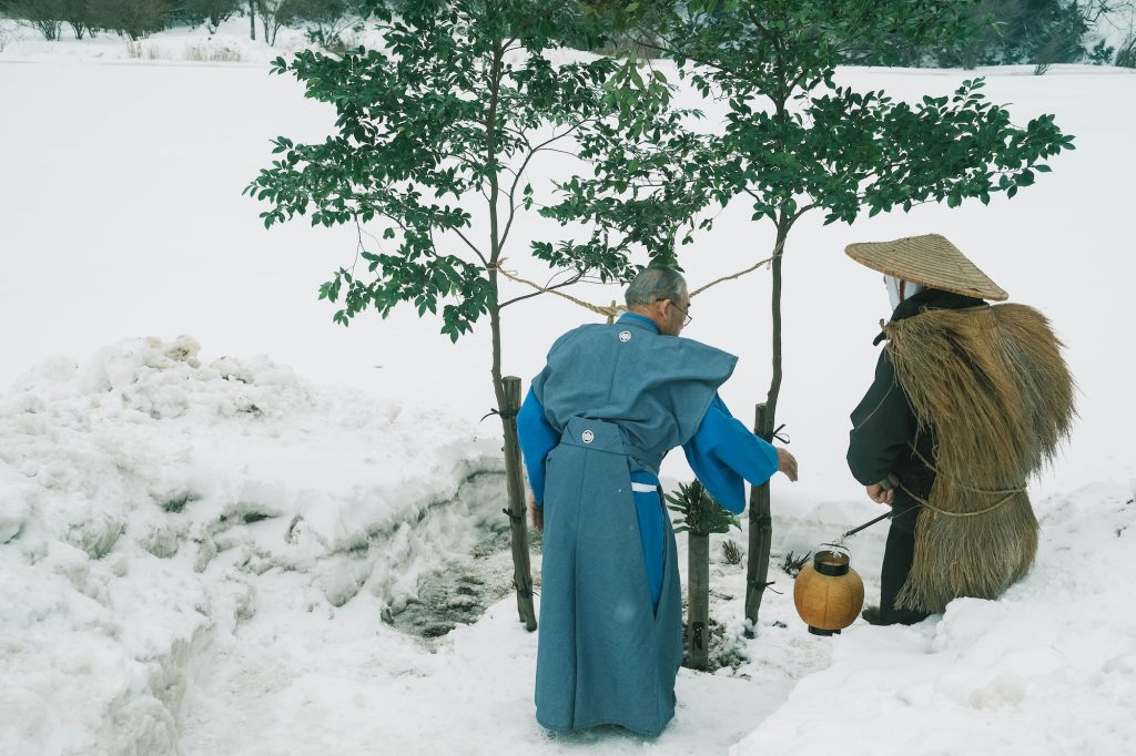 雪の中、田の神様を送り出す。冬、見えない神をもてなす。〈春夏秋冬、能登めぐり〉写真と文：小川紗良 (アーティスト) #4 | 雪の中、田の神様を送り出す。