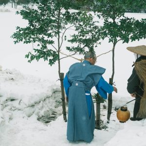 雪の中、田の神様を送り出す。冬、見えない神をもてなす。〈春夏秋冬、能登めぐり〉写真と文：小川紗良 (アーティスト) #4 | 雪の中、田の神様を送り出す。