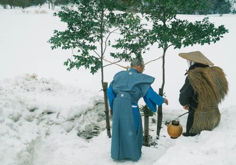 雪の中、田の神様を送り出す。冬、見えない神をもてなす。〈春夏秋冬、能登めぐり〉写真と文：小川紗良 (アーティスト) #4 | 雪の中、田の神様を送り出す。