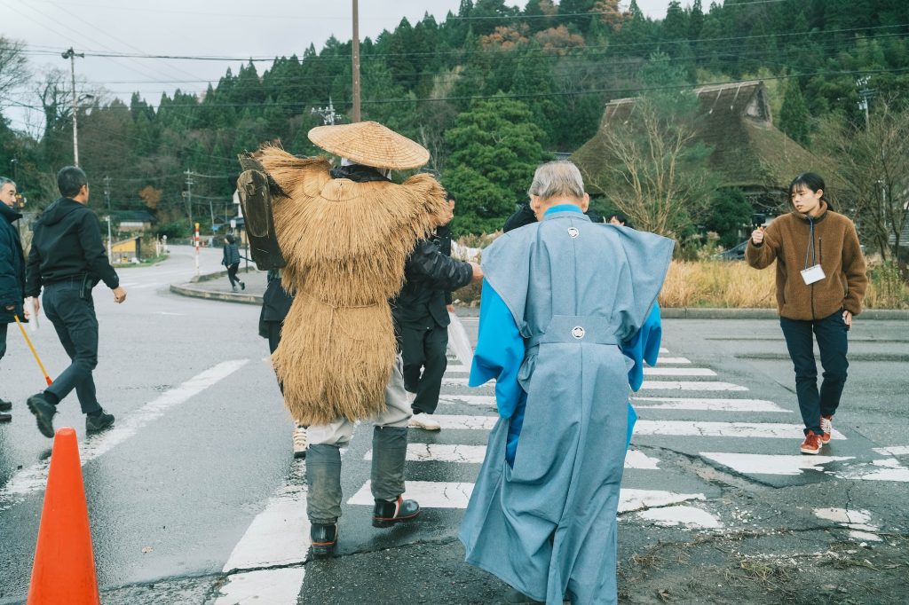 歌いながら田んぼへと神様を迎えにいく。冬、見えない神をもてなす。〈春夏秋冬、能登めぐり〉写真と文：小川紗良 (アーティスト) #4 | 歌いながら田んぼへと神様を迎えにいく。