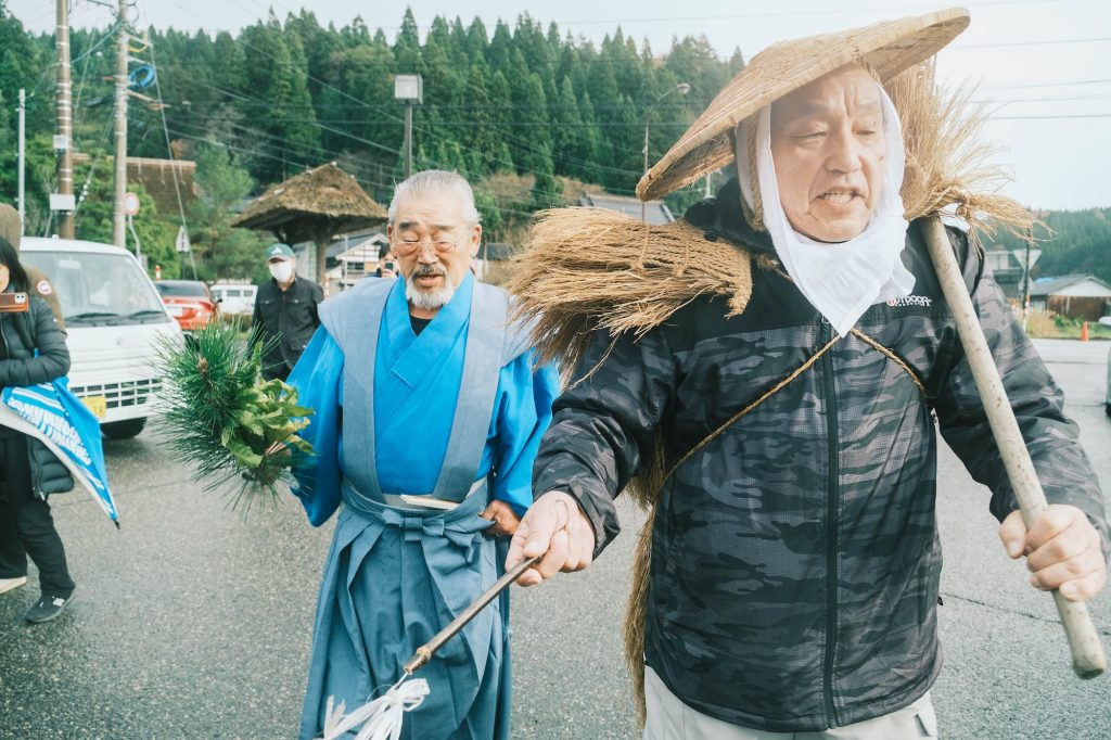 輪島市三井町の神事の様子。冬、見えない神をもてなす。〈春夏秋冬、能登めぐり〉写真と文：小川紗良 (アーティスト) #4