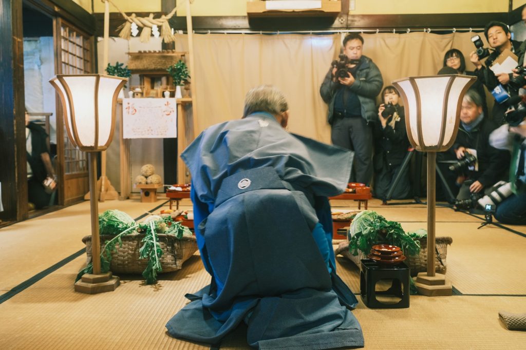 田の神様に御膳の内容を説明する。冬、見えない神をもてなす。〈春夏秋冬、能登めぐり〉写真と文：小川紗良 (アーティスト) #4 | 田の神様に御膳の内容を説明する。